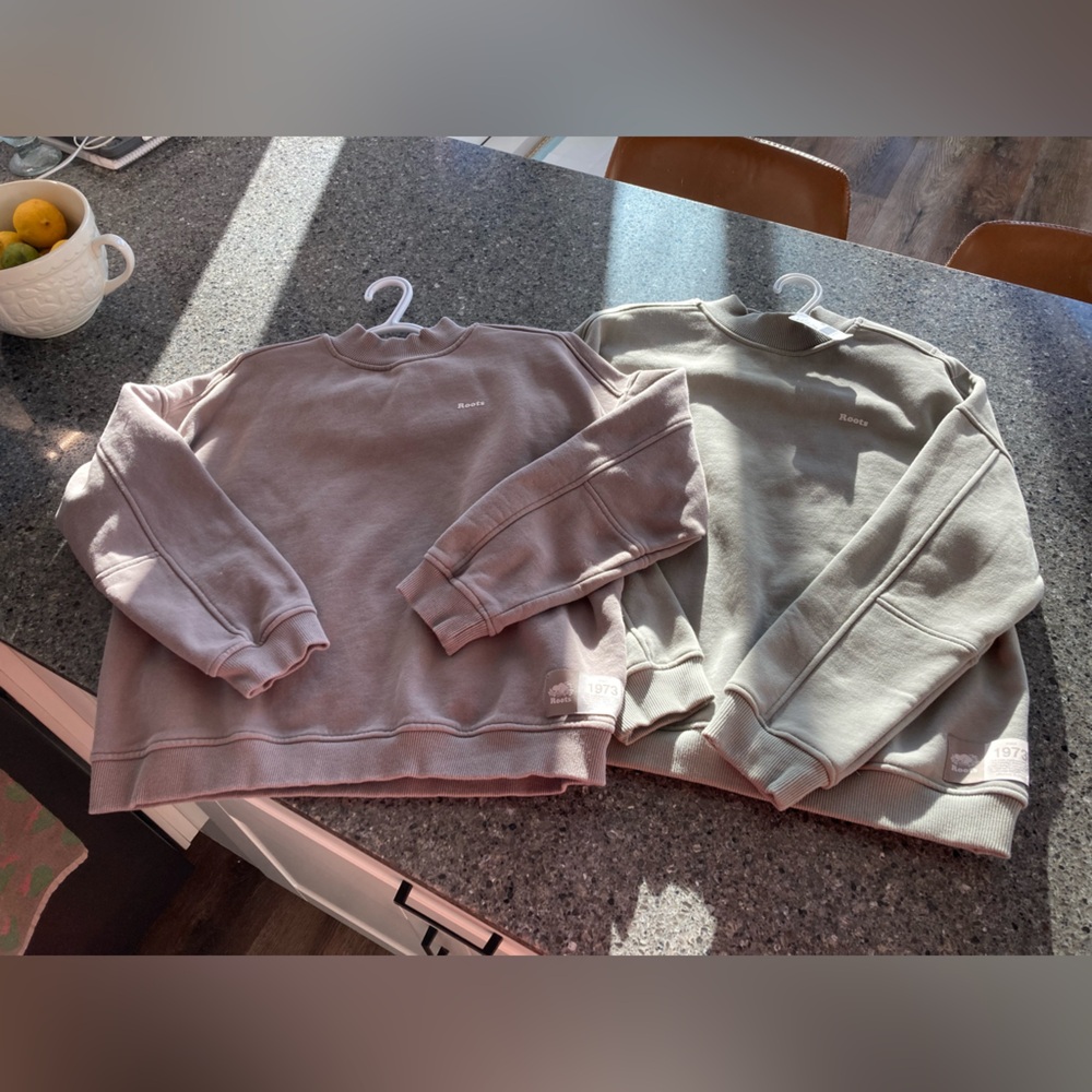 ROOTS sweatshirt- Lot of 2
